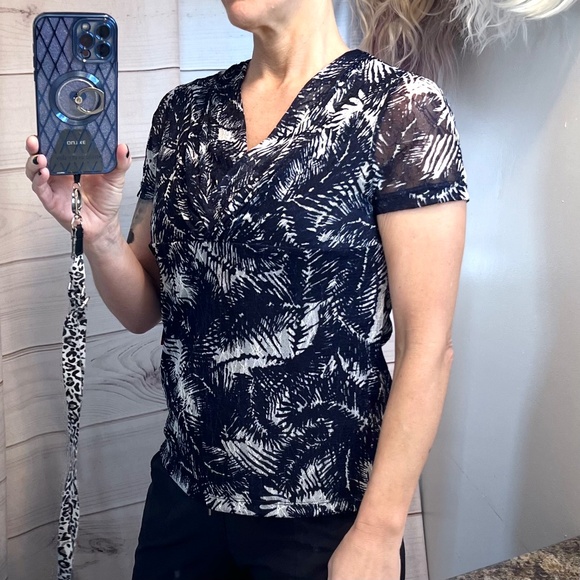 🔥2/$10 NWT($58) |•RAFAELLA•| Navy Blue & White Palm Tree Leaves Top Size Medium - Picture 2 of 12